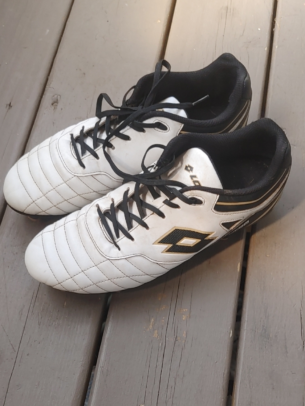 Lotto Men's White and Black Athletic Soccer Shoes with Gold Trim